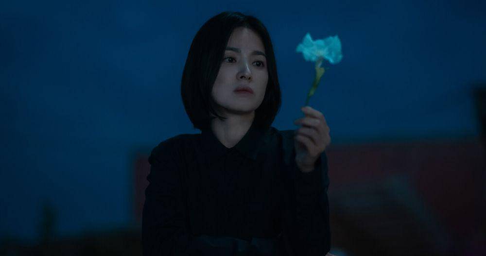 Song Hye Kyo berperan sebagai Moon Dong Eun di The Glory (dok. Netflix/The Glory)