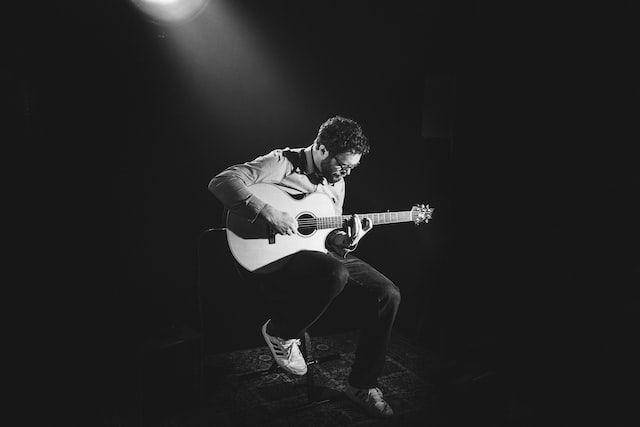 ilustrasi pria bermain gitar (unsplash.com/Daniel Wirtz)