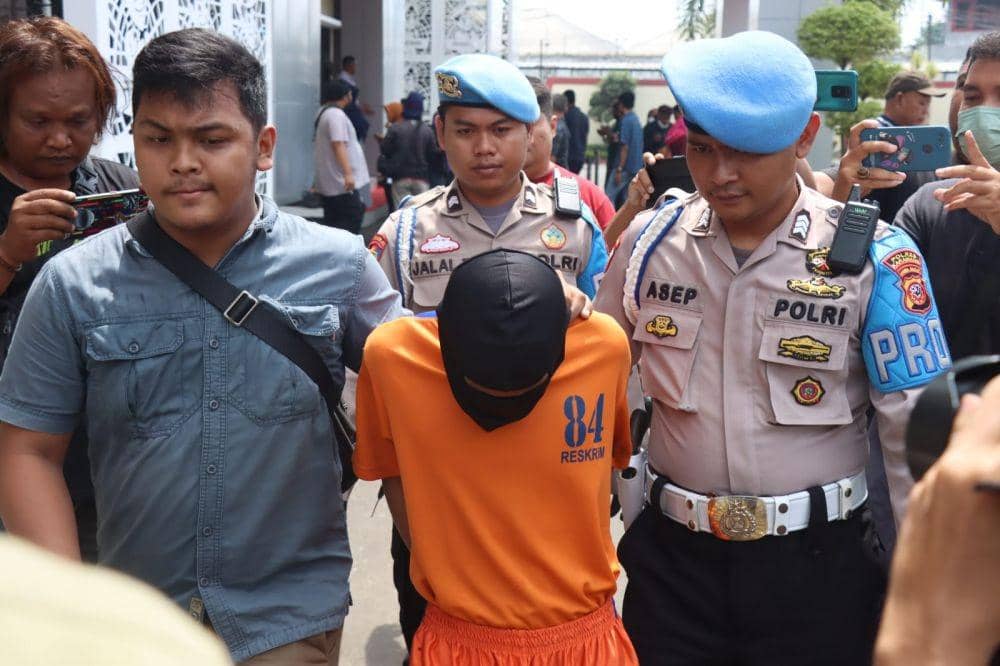 Pedagang Asongan di Karawang Bunuh Sesama Pedagang Depan Umum