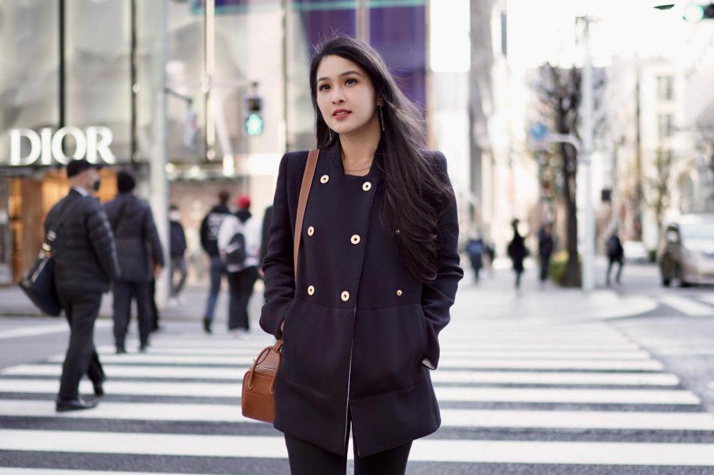 10 Potret Liburan Sandra Dewi di Jepang, Disneyland Jadi Favorit!