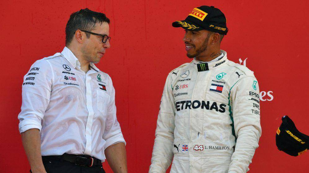 Lewis Hamilton dan Pete Bonnington (formula1.com)