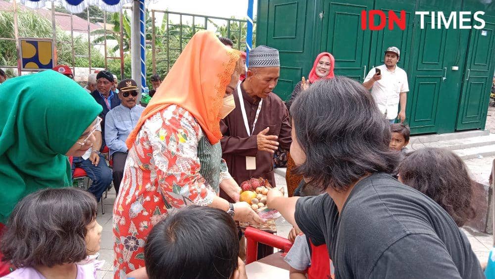 Plt Walikota Semarang Hevearita Gunaryanti Rahayu membagikan makanan gunungan kepada warga Kampung Melayu Semarang. (IDN Times/Fariz Fardianto)