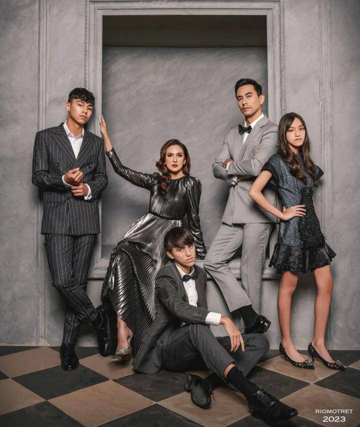 photoshoot keluarga Donna dan Darius (instagram.com/riomotret)