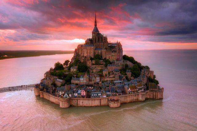 gambar Biara Mont Saint-Michel di Normandy (unsplash.com/Customerly)