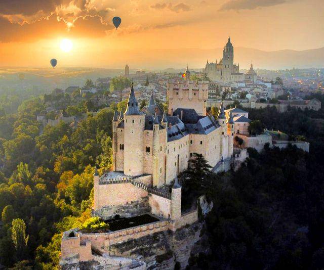 gambar Alcázar de Segovia di Spanyol (instagram.com/albertusmadperlas)