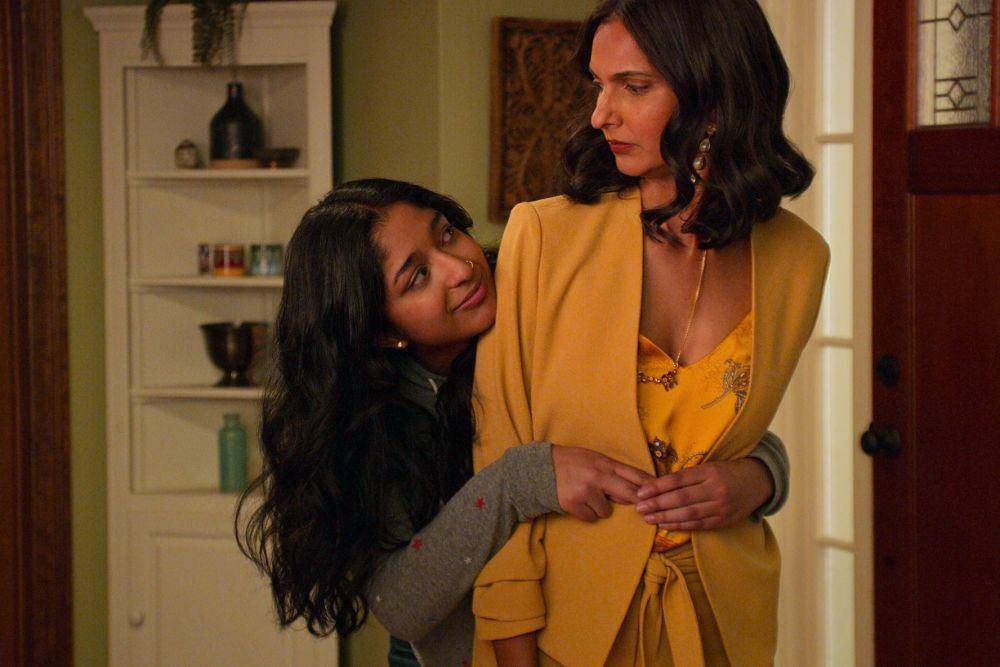 Maitreyi Ramakrishnan dan Poorna Jagannathan dalam serial Never Have I Ever (dok. Netflix/Never Have I Ever)