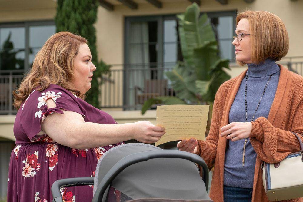 Chrissy Metz dan Mandy Moore dalam serial This Is Us (dok. 20th Television/This Is Us)