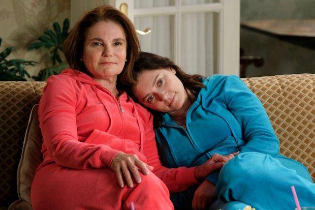Tovah Feldshuh dan Rachel Bloom dalam serial Crazy Ex-Girlfriend (dok. Warner Bros. Television/Crazy Ex-Girlfriend)