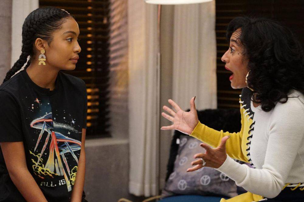 Yara Shahidi dan Tracee Ellis Ross dalam serial Black-ish (dok. ABC Signature/Black-ish)