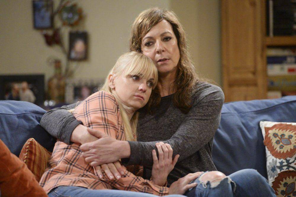 Anna Faris dan Allison Janney dalam serial Mom (dok. Warner Bros. Television/Mom)