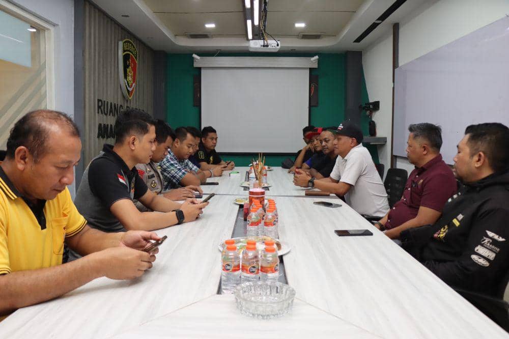 Polres Malang dan Aremania saat melakukan audiensi di Mapolres Malang. (Dok. Humas Polres Malang)