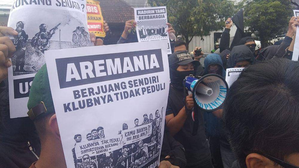 Yoyok, Orator massa Aremania yang tergabung dalam Arek Malang Bersikap saat menggeruduk Kantor Arema FC. (IDN Times/Rizal Adhi Pratama)
