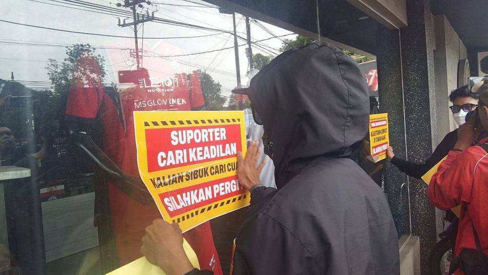 Massa Aremania yang tergabung dalam Arek Malang Bersikap saat menyegel Kantor Arema FC. (IDN Times/Rizal Adhi Pratama)