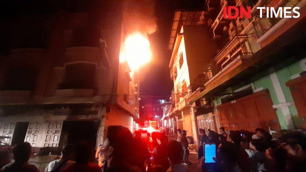 Kobaran api keluar dari lantai 3 gudang perabotan di Siantar (IDN Times/Gideon Aritonang)