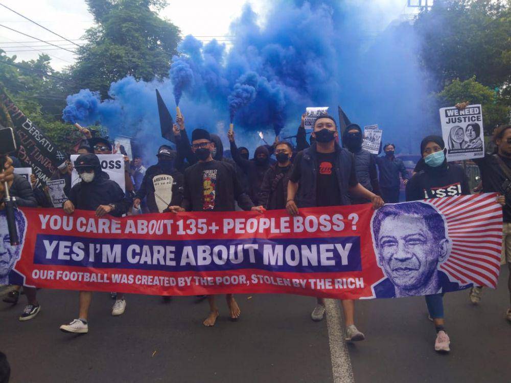 Massa Aremania yang tergabung dalam Arek Malang Bersikap menggeruduk Kantor Arema FC. (IDN Times/Rizal Adhi Pratama)