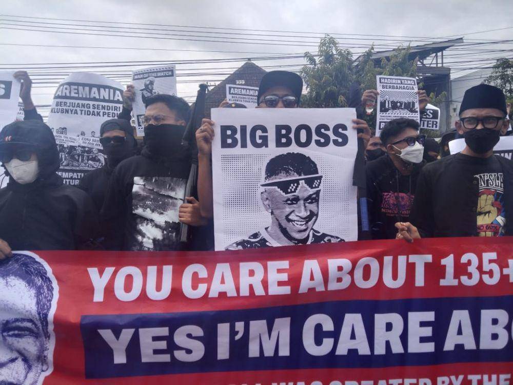 Aksi Aremania dengan poster sindiran untuk pemilik saham mayoritas PT AABBI atau Arema FC. (IDN Times/Rizal Adhi Pratama)