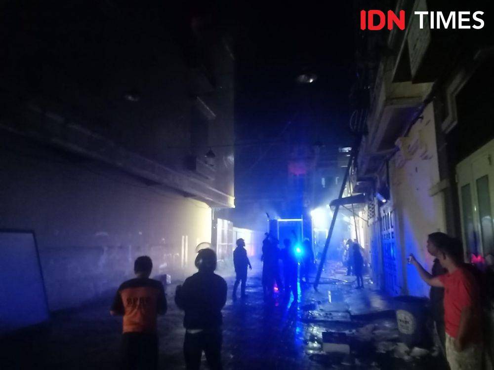 Kondisi akses jalan menuju gudang perabotan yang sempit (IDN Times/Gideon Aritonang)