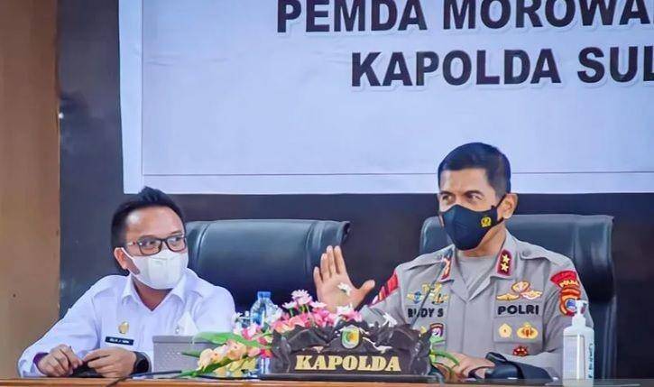 Bupati Morut Delis Julkasson Hehi (kiri) bersama Kapolda Sulteng Irjen Pol Rudy Sufahriadi (kanan) pada rapat pertemuan beberapa waktu lalu di Kolonodale. (ANTARA/HO-MCDD Morut)