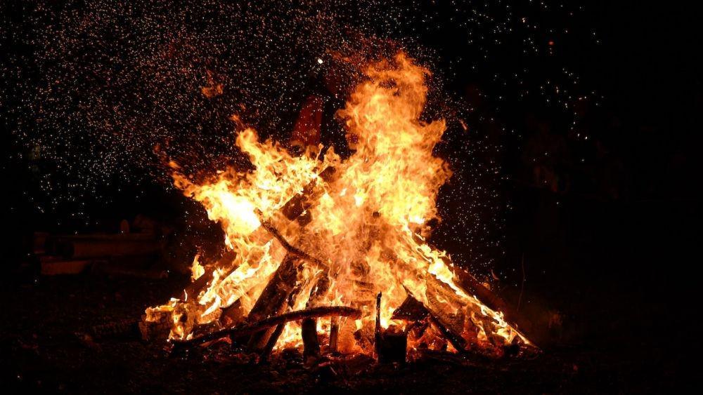 10 Arti Mimpi Melihat Api, Apakah Pertanda Buruk?