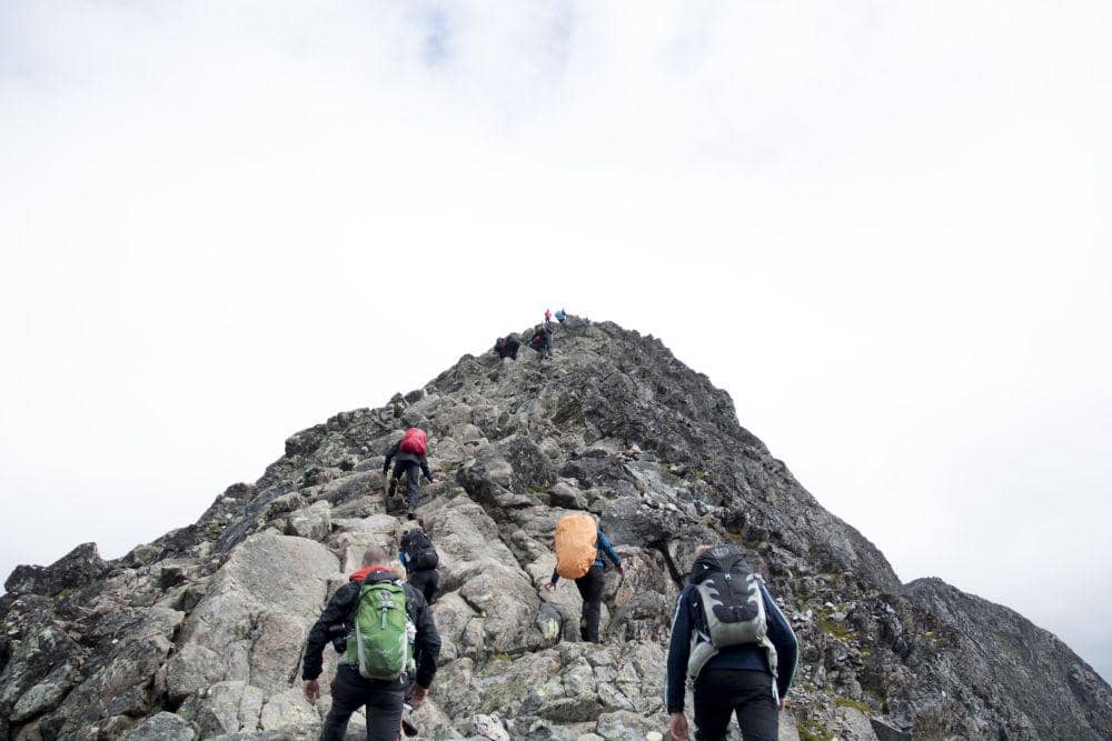 ilustrasi mendaki gunung (unsplash.com/@mathiasjensen)