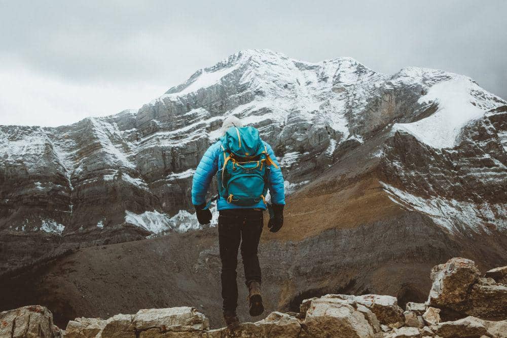 ilustrasi mendaki gunung (unsplash.com/@chrishenryphoto)