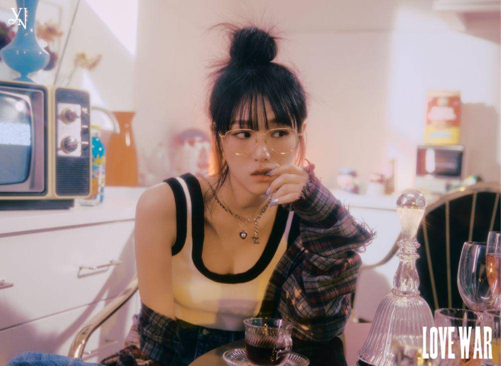 konsep foto pertama Yena untuk 1st single album bertajuk "Love War" (twitter.com/YENA_OFFICIAL)