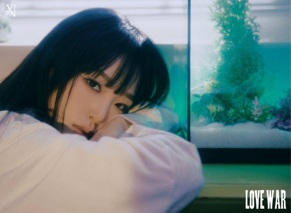 konsep foto pertama untuk 1st single album Yena bertajuk "Love War" (twitter.com/YENA_OFFICIAL)