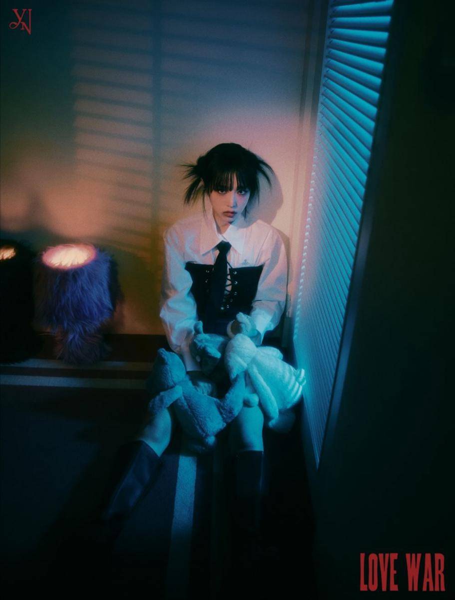 konsep foto kedua untuk 1st single album Yena bertajuk "Love War" (twitter.com/YENA_OFFICIAL)