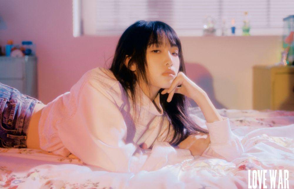 konsep foto pertama Yena untuk 1st single albumnya bertajuk "Love War" (twitter.com/YENA_OFFICIAL)