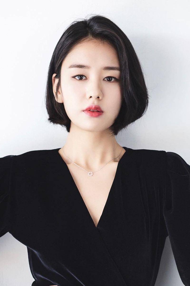 Ahn Eun Jin (instagram.com/eunjin__a)