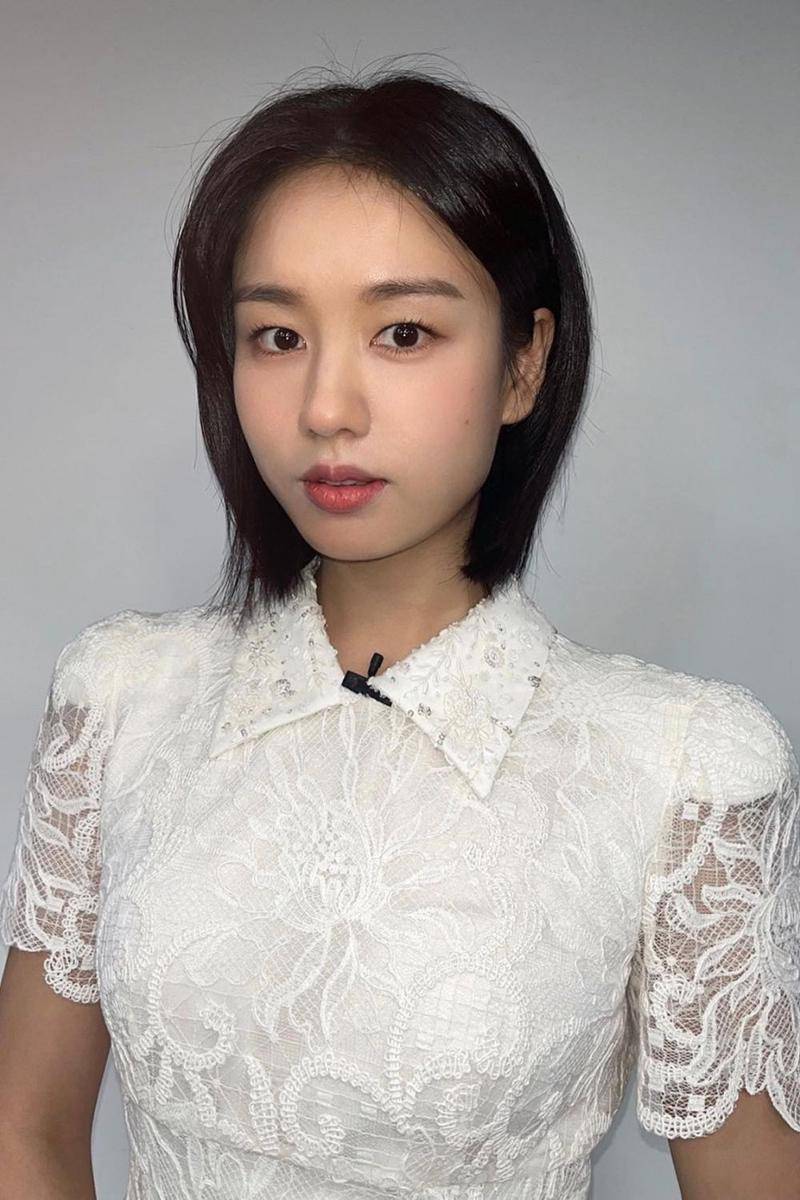 Ahn Eun Jin (instagram.com/eunjin__a)
