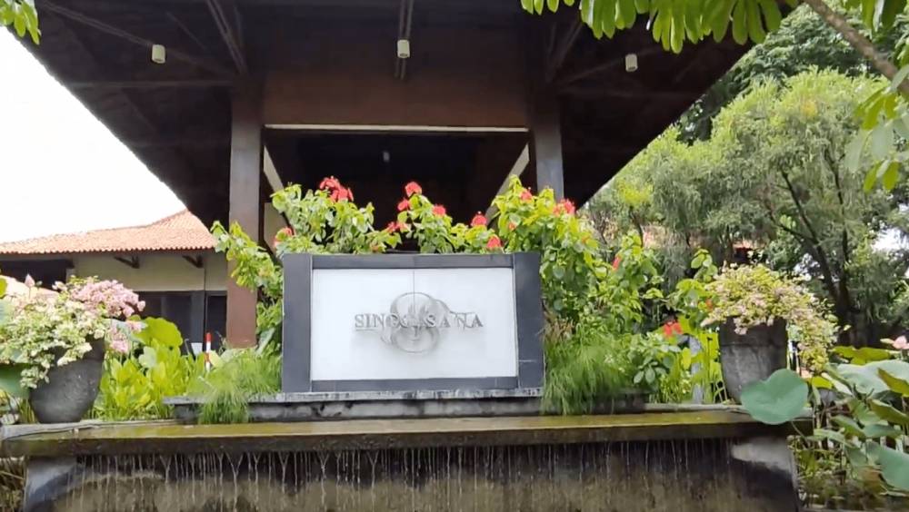 singgasana hotel (youtube.com/Walktripid)