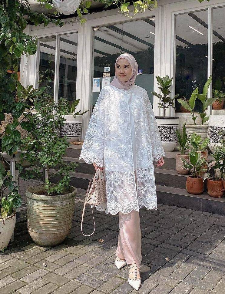Gaya kondangan Vita Nurvitasari (instagram.com/vita.nurvitasari)