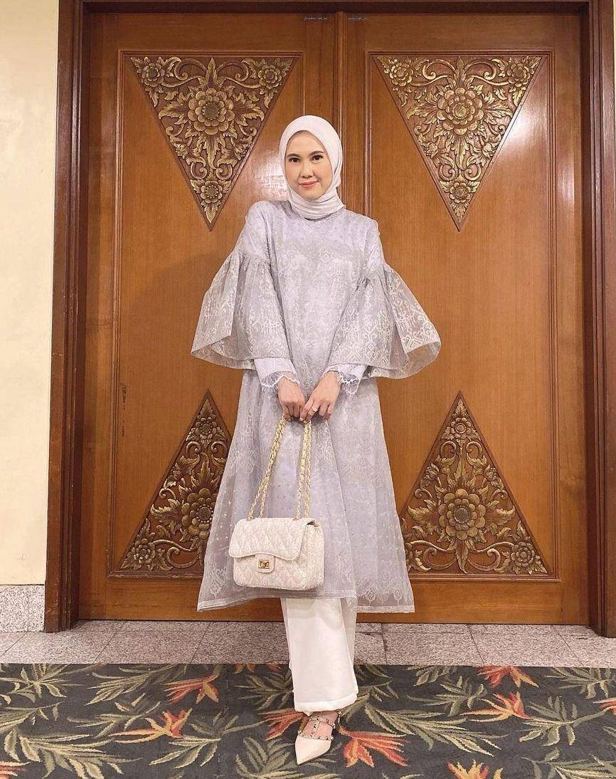 Gaya kondangan Vita Nurvitasari (instagram.com/vita.nurvitasari)