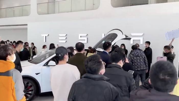 Aksi protes konsumen Tesla di Cina (Twitter/@anasalhajji)