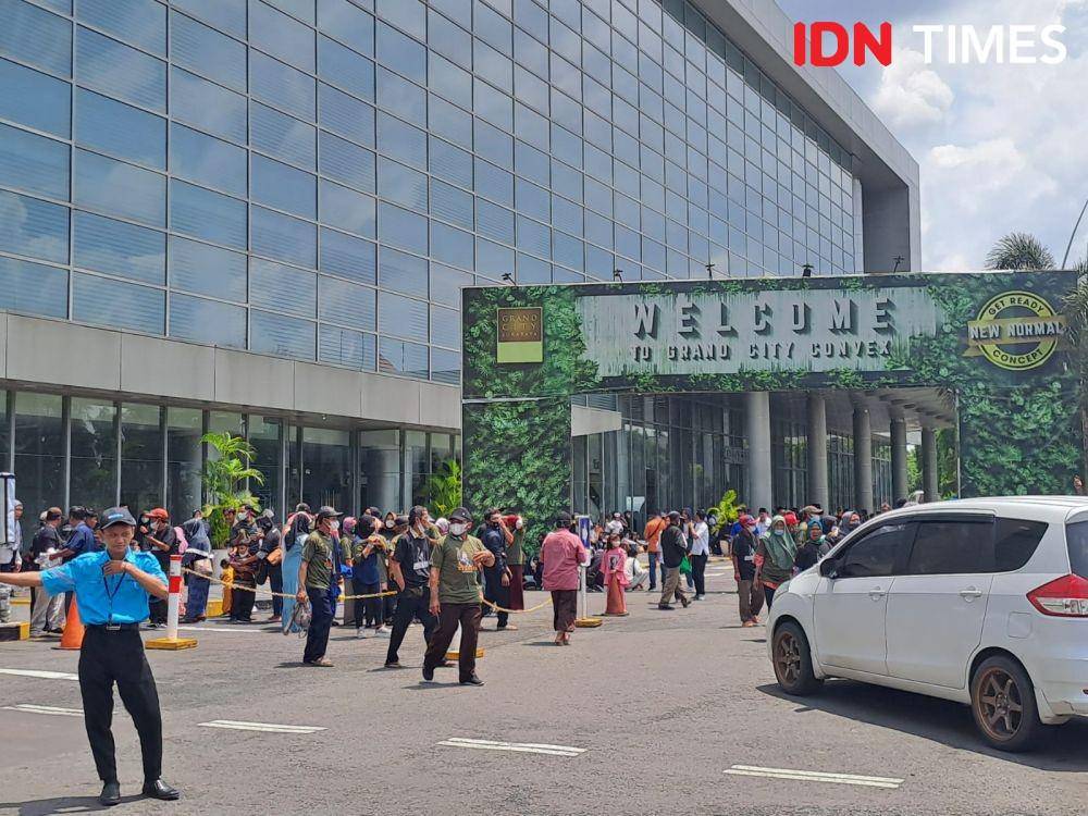Ribuan relawan Jokowi jelang Musra mencari penerus yang akan didukung pada Pemilu 2024 di Grand City Surabaya. IDN Times/Ardiansyah Fajar.