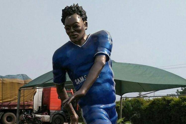patung pesepakbola yang nyeleneh (instagram.com/seputarbola)