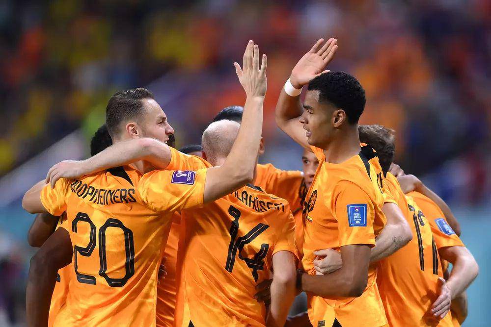 Para pemain Belanda merayakan gol di Piala Dunia 2022. (fifa.com)