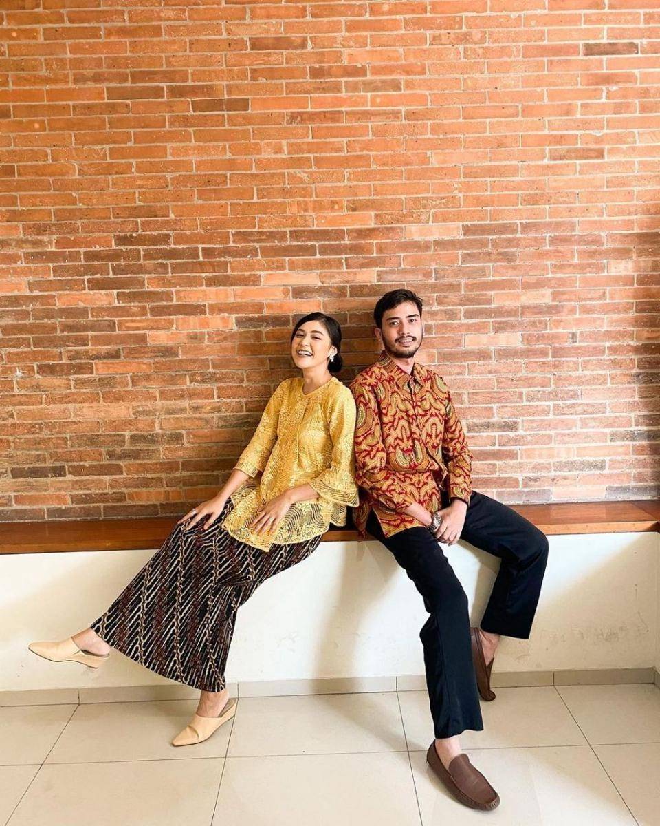 Kebaya blus bernuansa cerah ala Novi Herlina (instagram.com/noviherlina)
