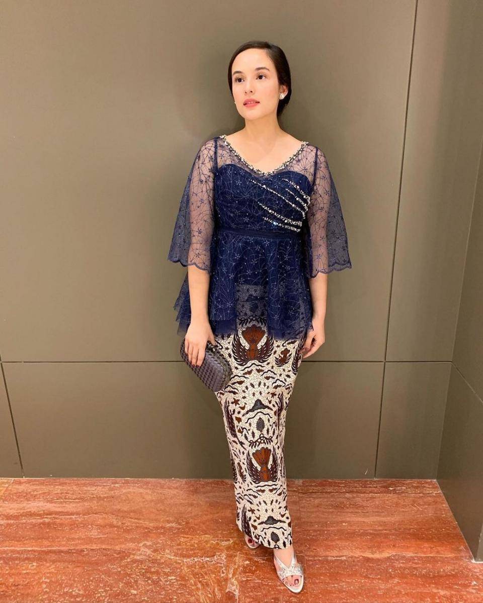 Kebaya blus bernuansa cerah ala Chelsea Islan (instagram.com/chelseaislan)