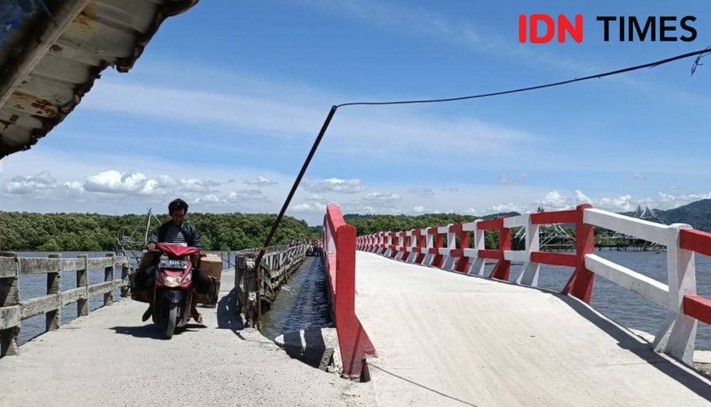 Jembatan Pulau Pasaran. (IDN Times/Rohmah Mustaurida)