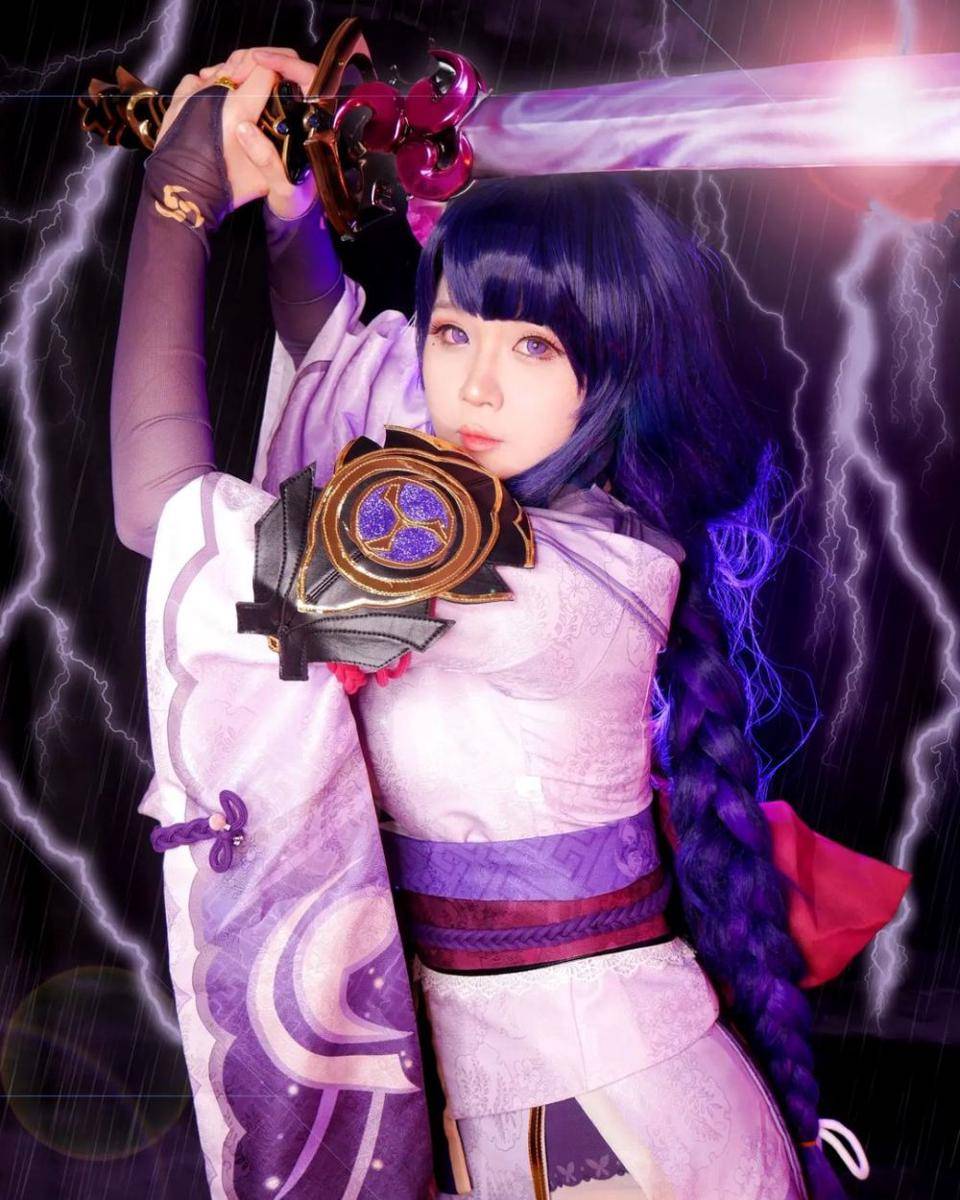 Punipun sebagai Raiden Shogun (instagram.com/punipun7)