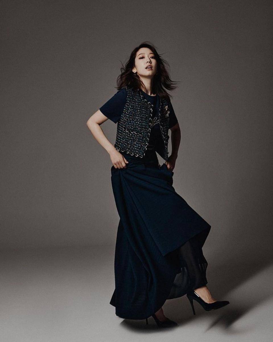 busana tweed dalam pemotretan terbaru Park Shin Hye (instagram.com/ssinz7)