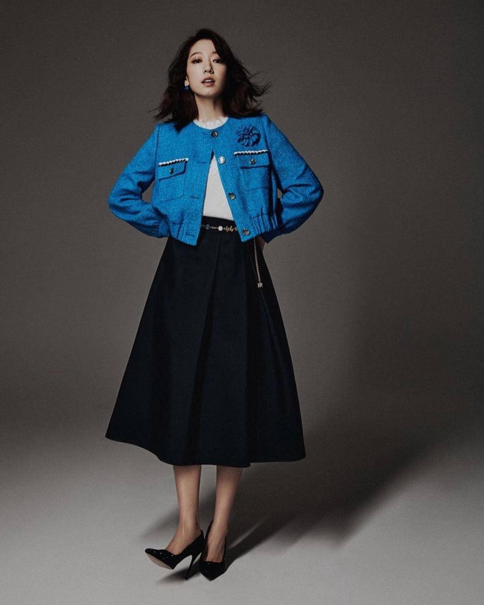 busana tweed dalam pemotretan terbaru Park Shin Hye (instagram.com/ssinz7)