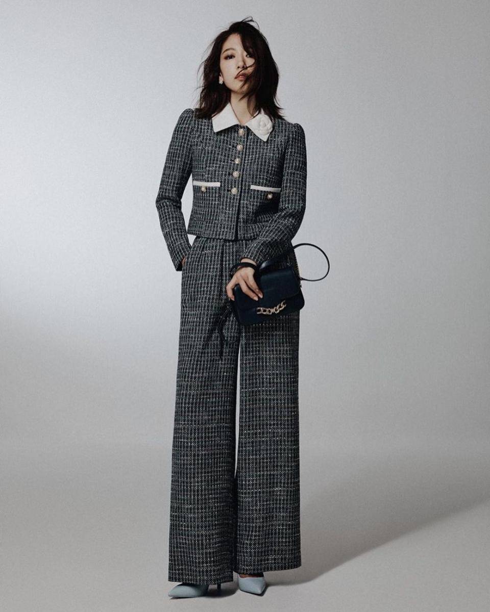 busana tweed dalam pemotretan terbaru Park Shin Hye (instagram.com/ssinz7)
