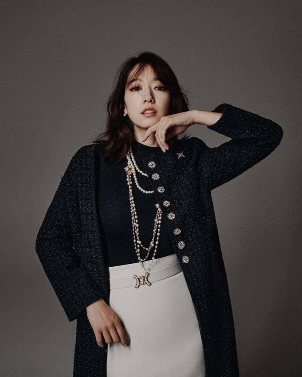 busana tweed dalam pemotretan terbaru Park Shin Hye (instagram.com/ssinz7)