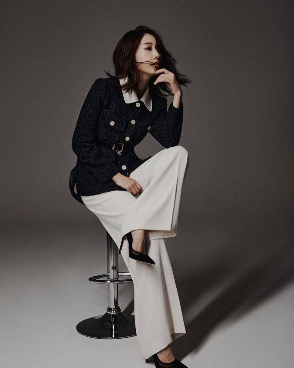 busana tweed dalam pemotretan terbaru Park Shin Hye (instagram.com/ssinz7)