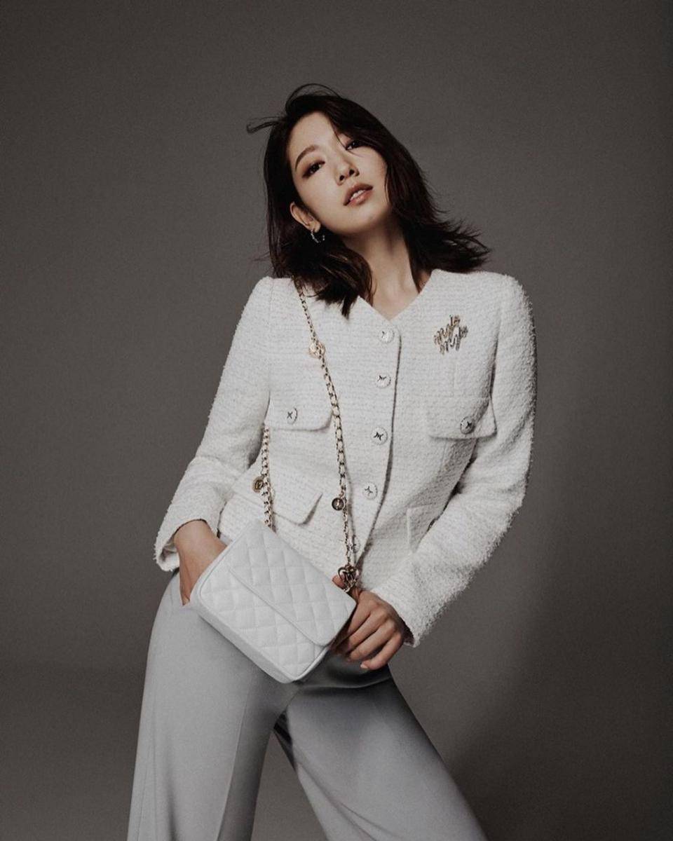 busana tweed dalam pemotretan terbaru Park Shin Hye (instagram.com/ssinz7)