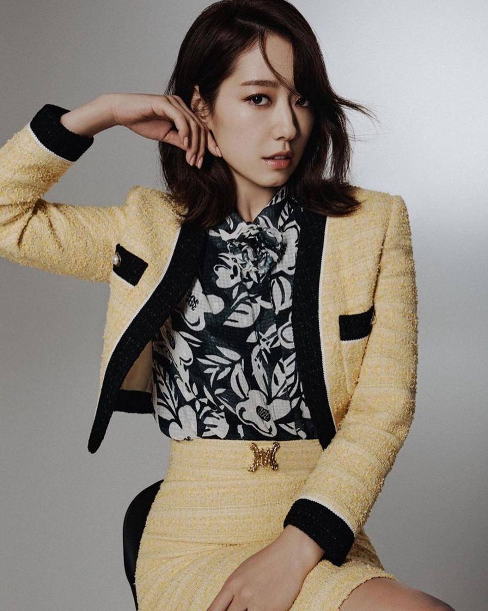 busana tweed dalam pemotretan terbaru Park Shin Hye (instagram.com/ssinz7)