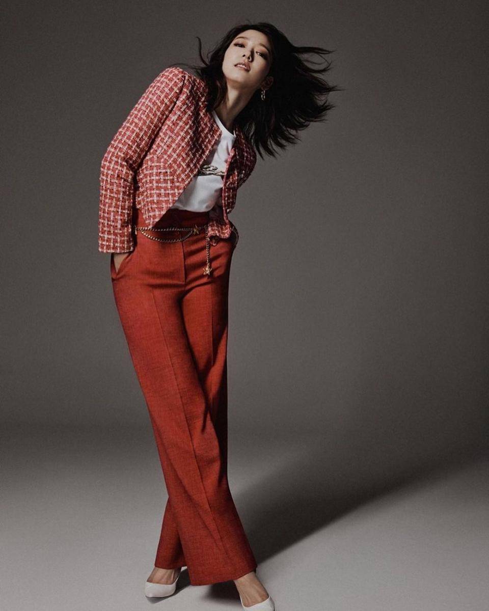 busana tweed dalam pemotretan terbaru Park Shin Hye (instagram.com/ssinz7)